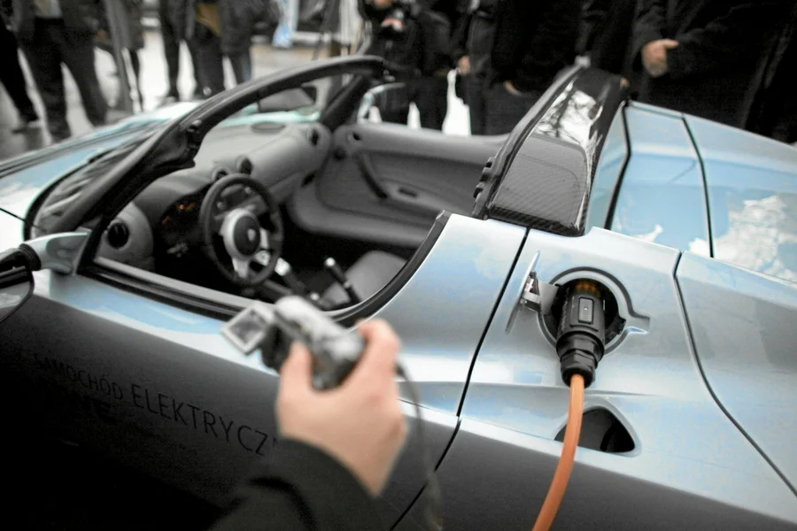 Tesla przy pierwszym punkcie ładowania elektrycznego w Warszawie.