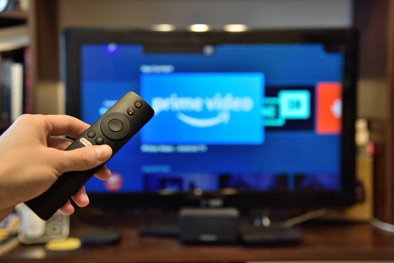 pilot na pierwszym planie, a w tle telewizor z logo Prime Video.