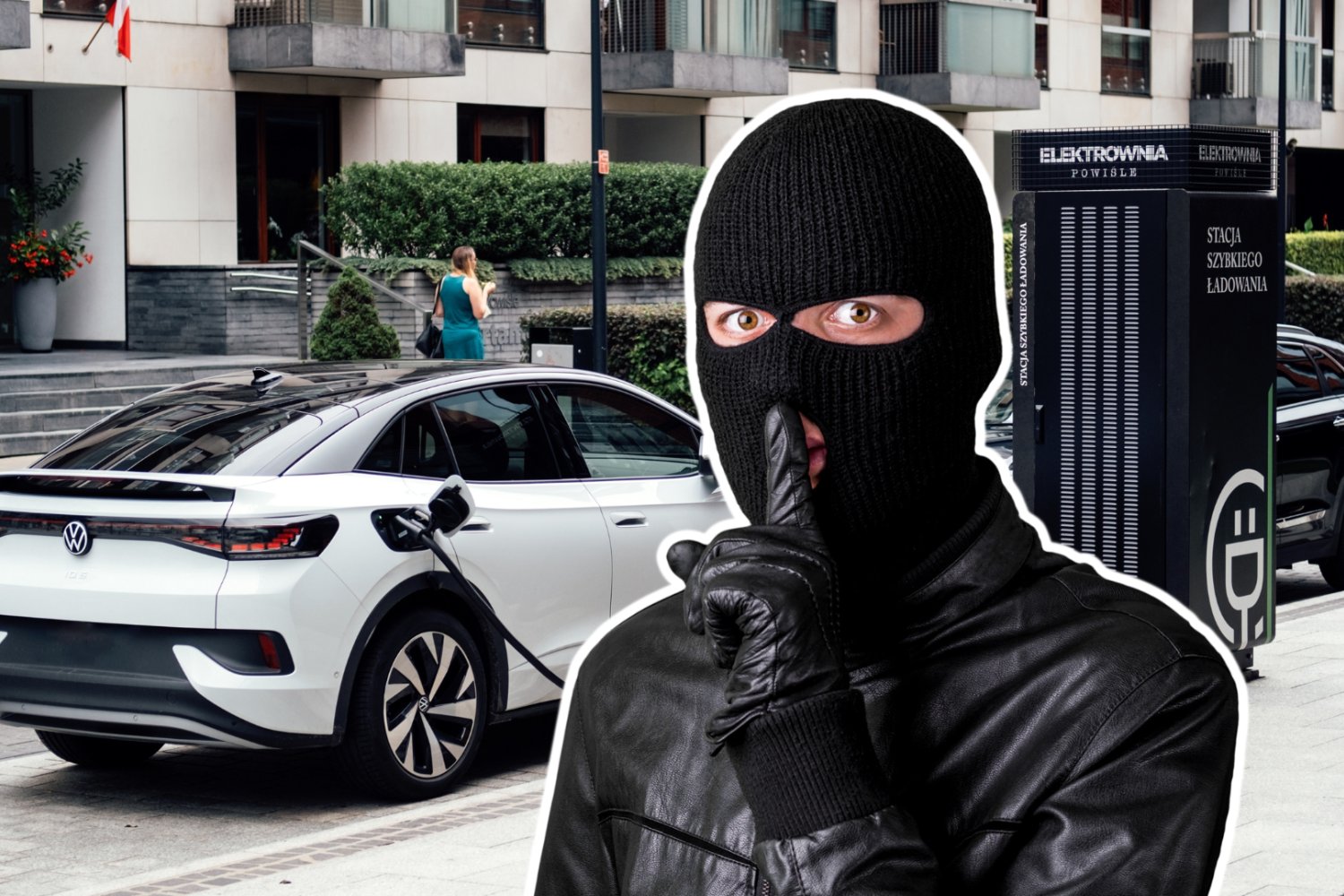 Stacja ładowania pojazdów przy Elektrowni Powiśle w Warszawie. Złodziej w kominiarce, wykonuje znak ciszy.