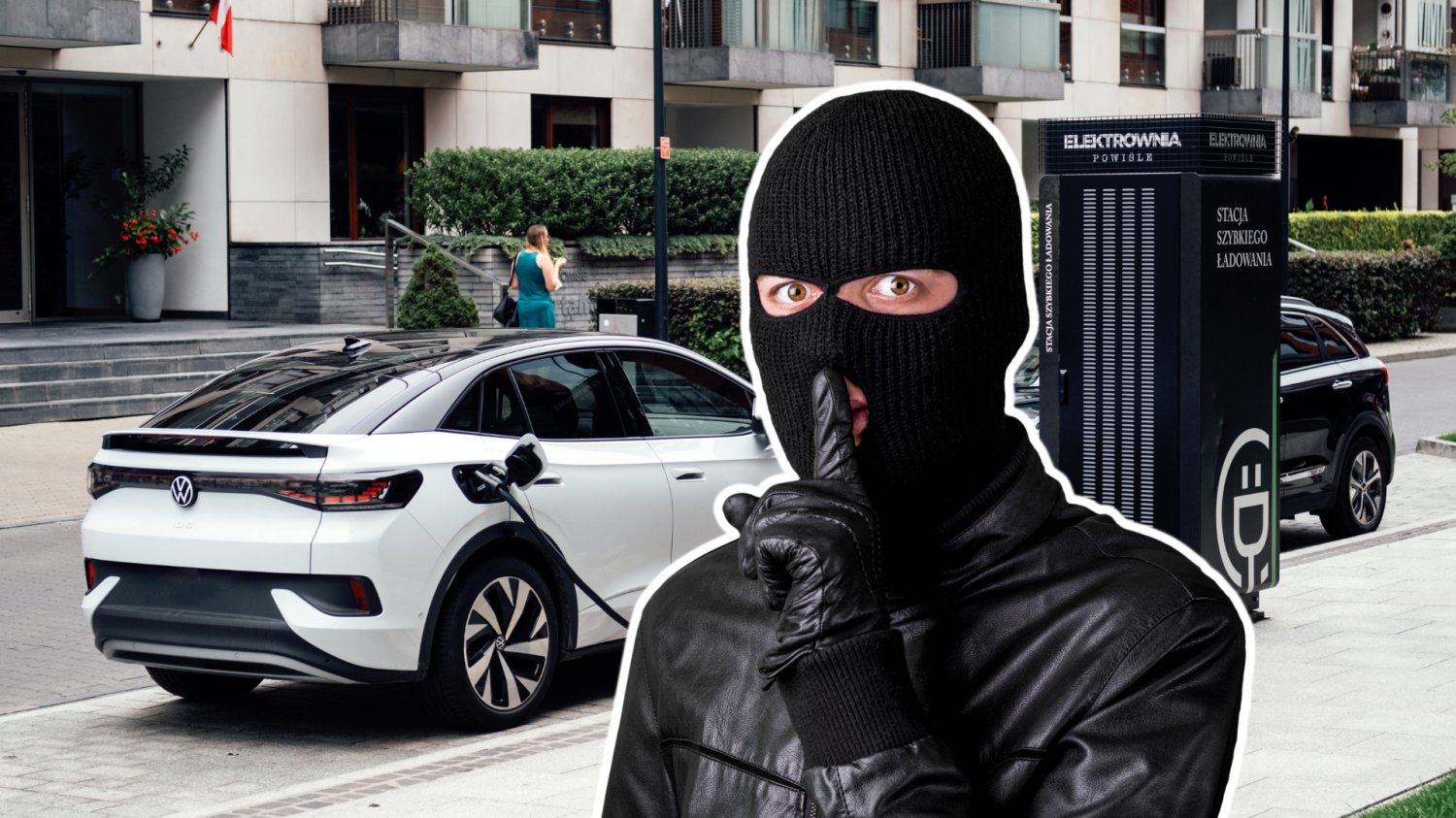 Stacja ładowania pojazdów przy Elektrowni Powiśle w Warszawie. Złodziej w kominiarce, wykonuje znak ciszy.