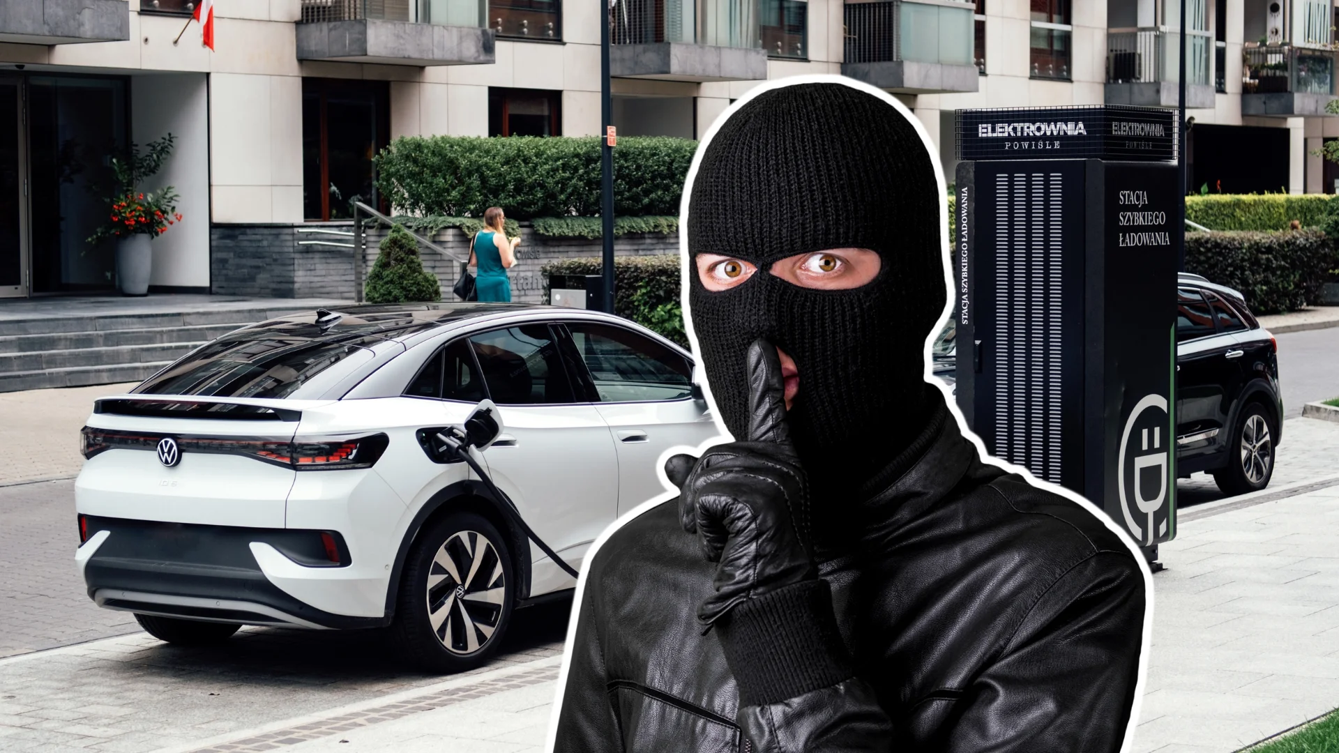 Stacja ładowania pojazdów przy Elektrowni Powiśle w Warszawie. Złodziej w kominiarce, wykonuje znak ciszy.