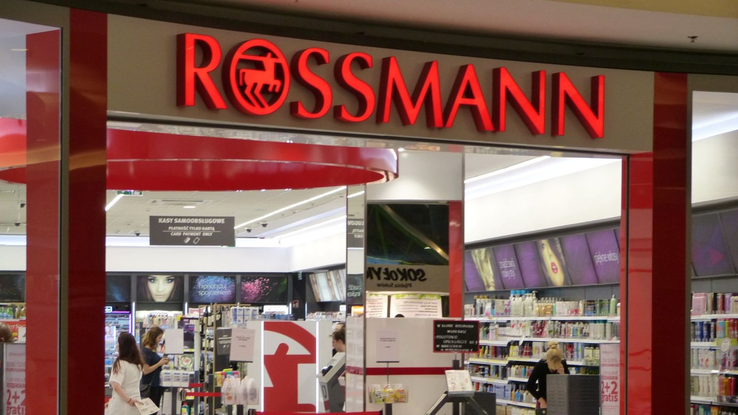 Szaleństwo w Rossmannie na kapsułki Ariel. Bierz dwie paczki, płacisz za jedną. Drogeria Rossmann.