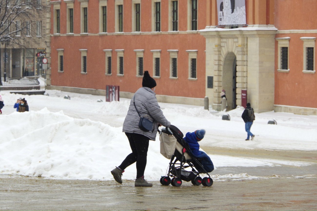 Matka z wózkiem dziecięcym.