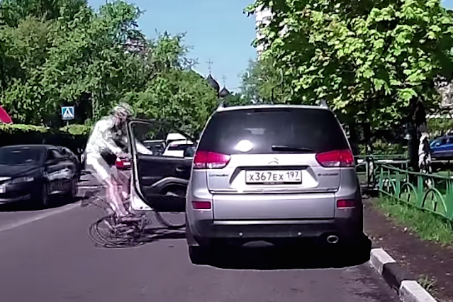 Tradycyjne otwieranie drzwi samochodowych może być tragiczne w skutkach.