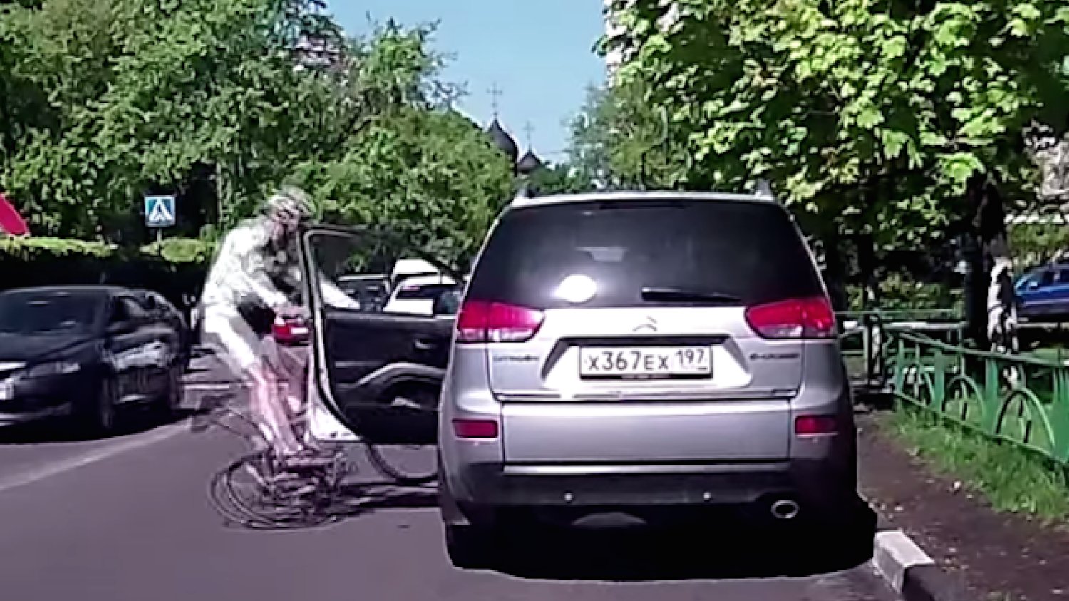 Tradycyjne otwieranie drzwi samochodowych może być tragiczne w skutkach.