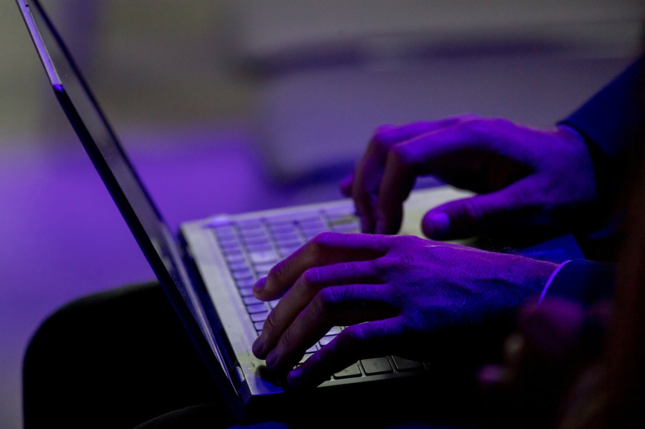 Jakie są korzyści z pracy hybrydowej?