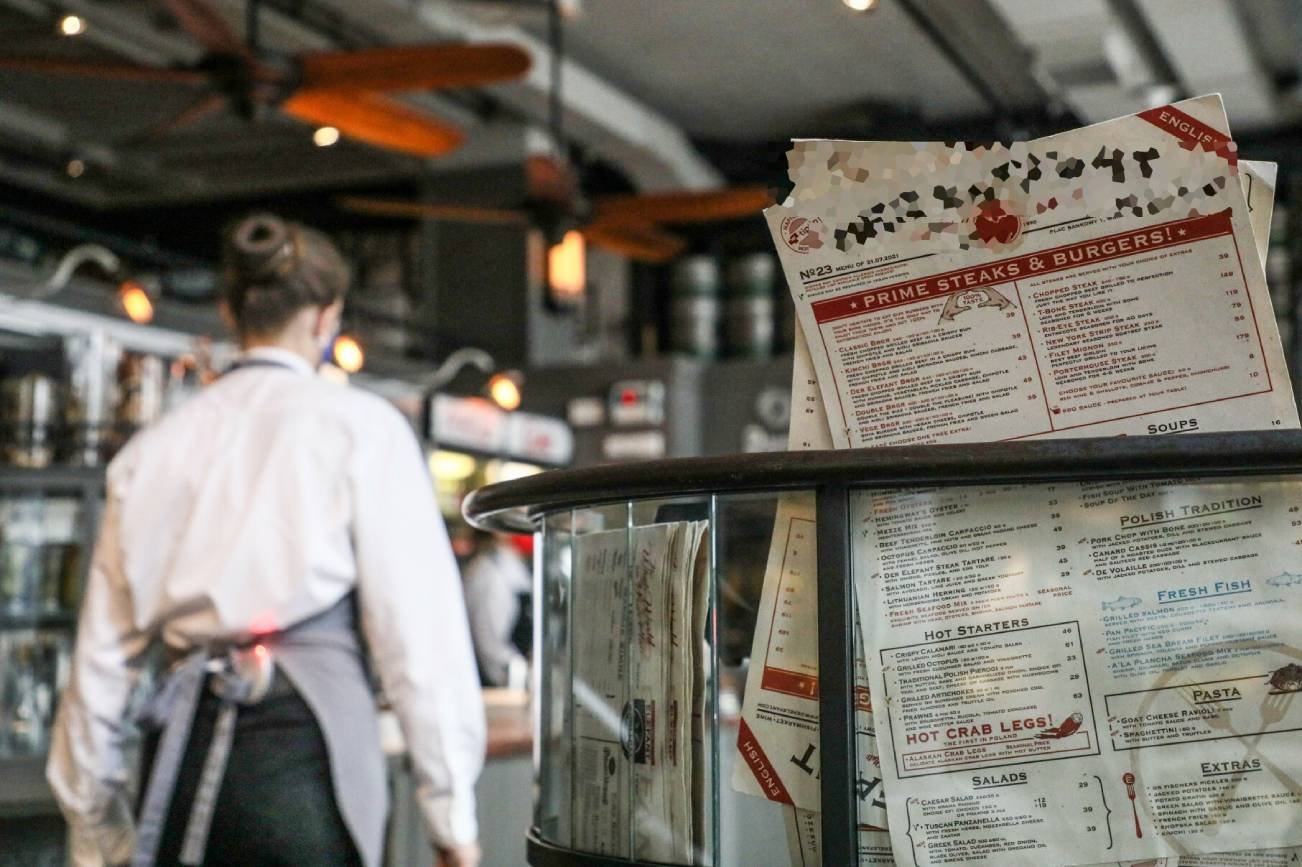 Kelnerka w restauracji.