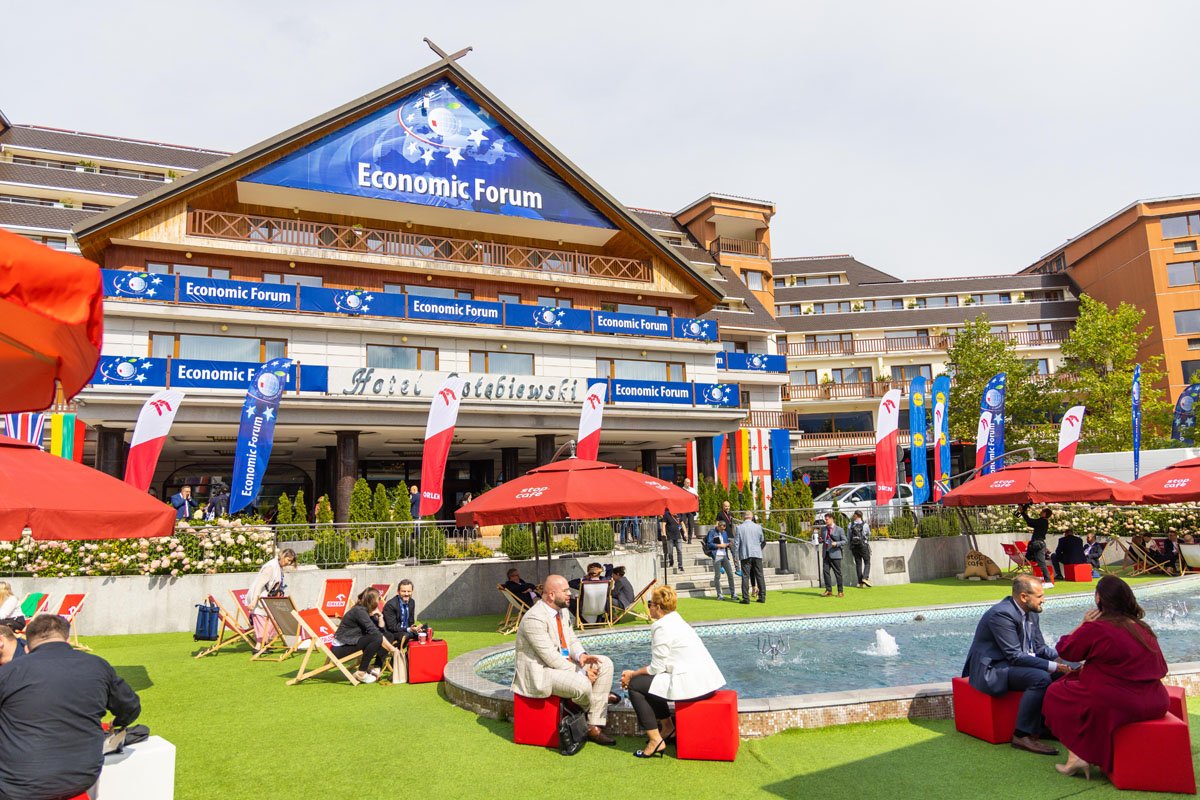 XXXII Forum Ekonomiczne odbędzie się 5-7 września 2023 roku w Karpaczu. Czego tym razem możemy spodziewać się po wydarzeniu, które przez ponad 30 lat istnienia zapracowało na miano "środkowoeuropejskiego Davos"?