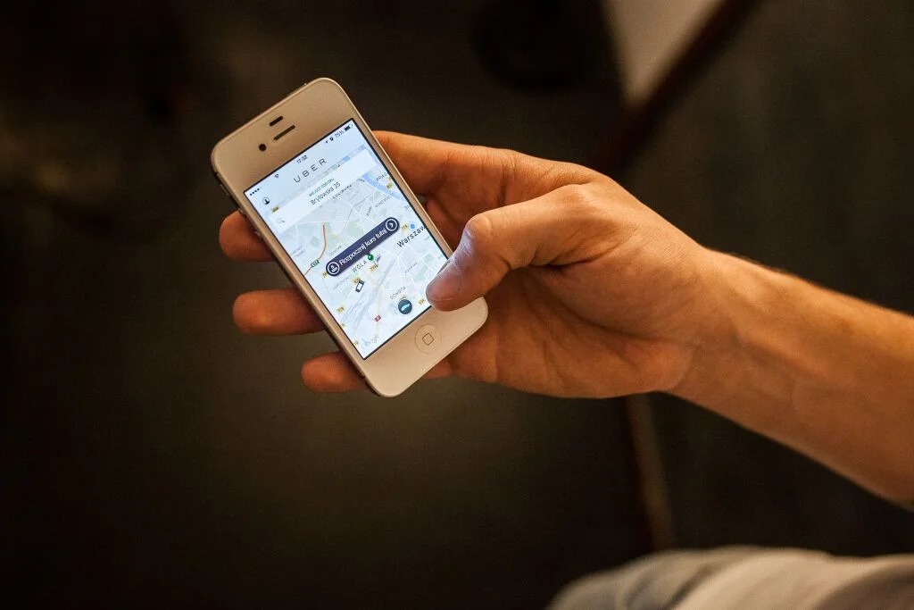 Uber ciągle się rozwija, na razie jest w Warszawie, Krakowie i Trójmieście, ale mamy konkretne plany co do kolejnych aglomeracji – mówi w rozmowie z INNPoland Kacper Winiarczyk, dyrektor operacyjny polskiego oddziału firmy.