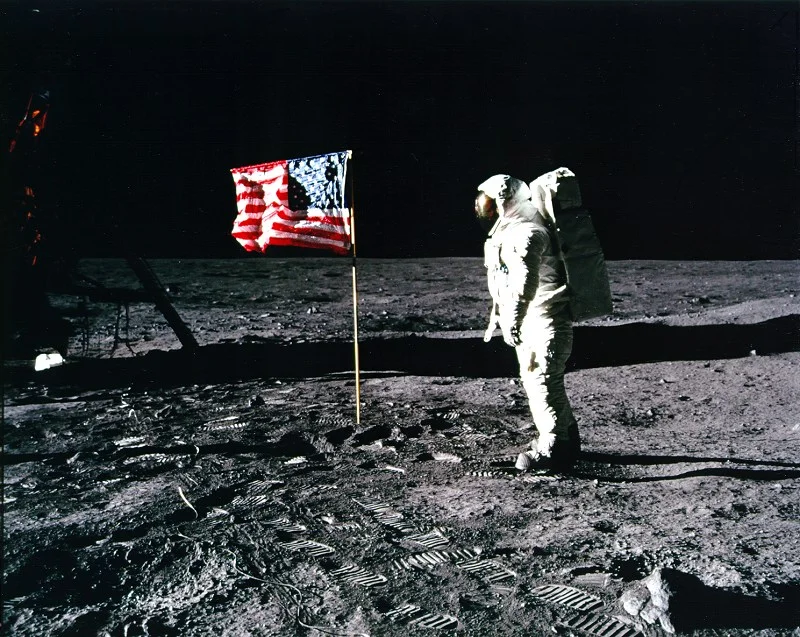 Aldrin salutuje fladze USA