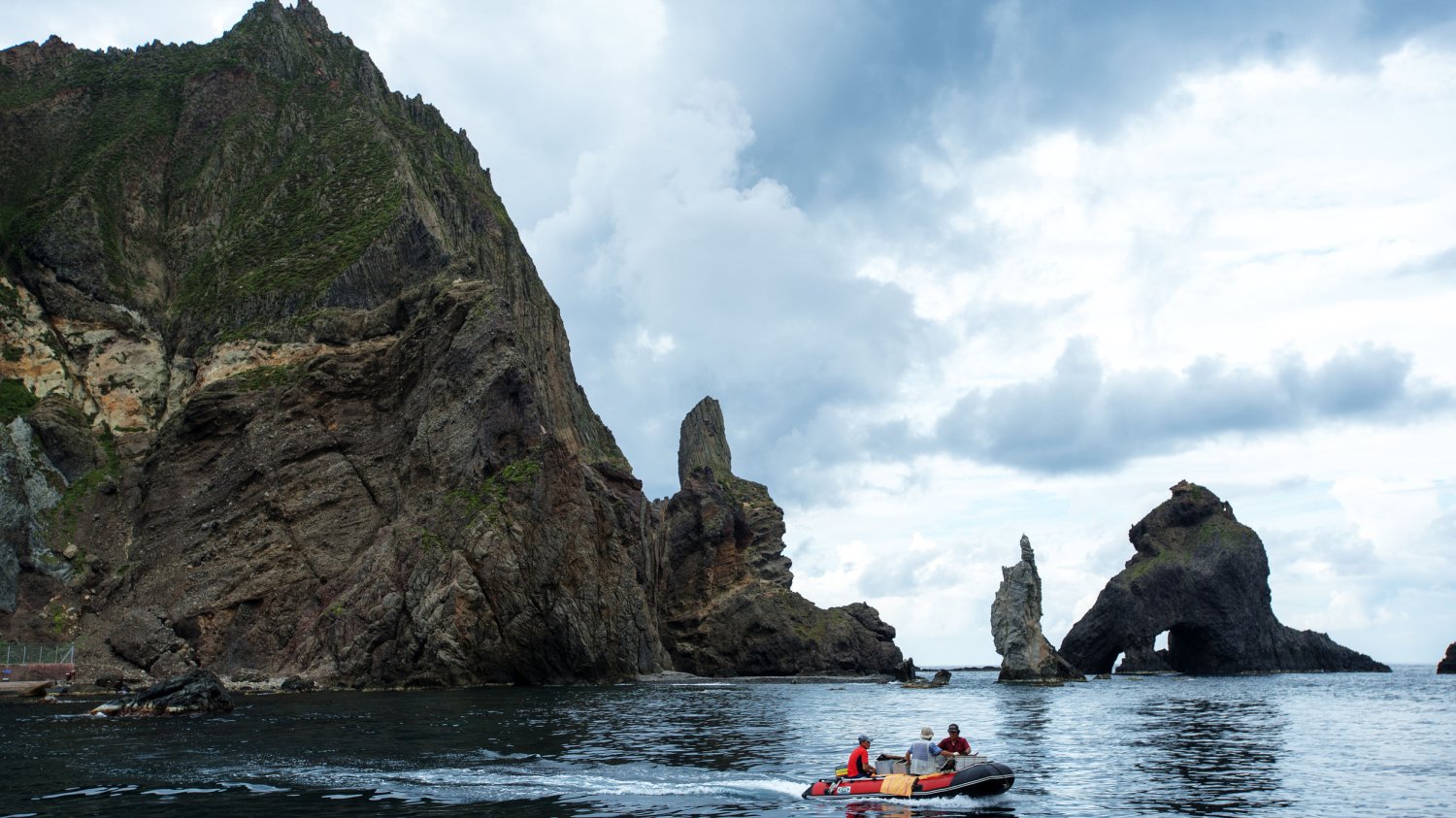 Na wyspach Dokdo na stałe mieszka tylko jedna osoba. Mimo to archipelag co roku przyciąga tysiące mieszkańców.