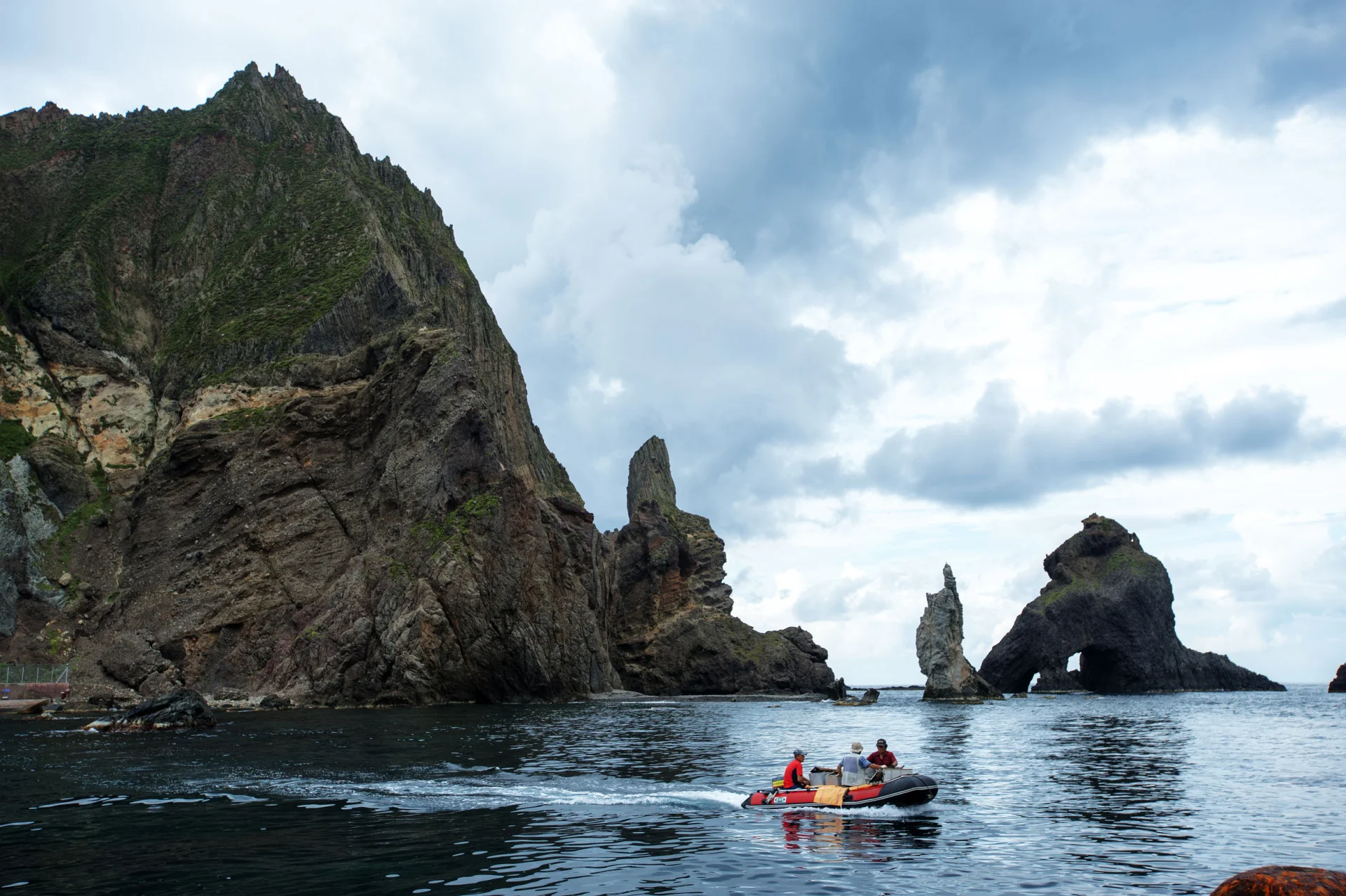 Na wyspach Dokdo na stałe mieszka tylko jedna osoba. Mimo to archipelag co roku przyciąga tysiące mieszkańców.
