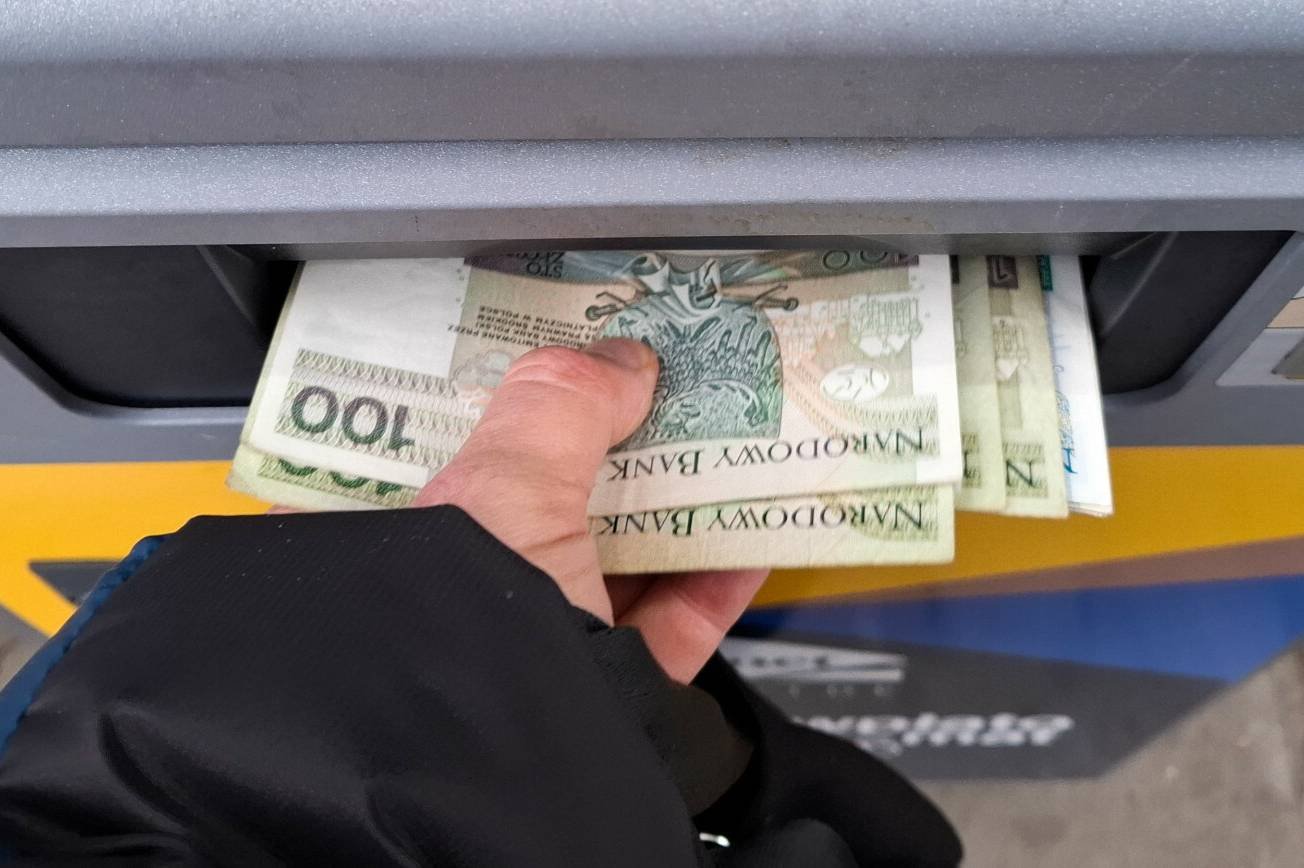 Wypłata pieniędzy z bankomatu.