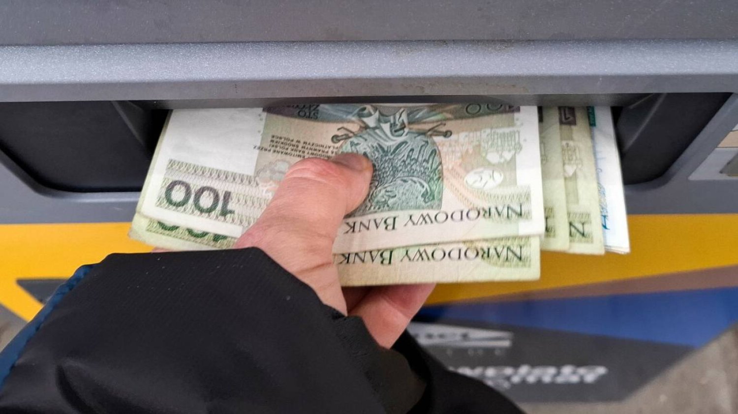 Wypłata pieniędzy z bankomatu.
