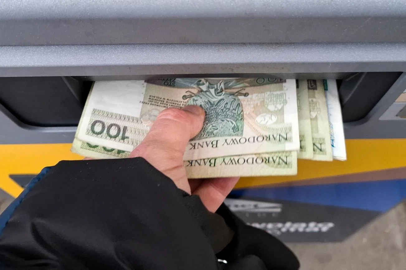 Wypłata pieniędzy z bankomatu.