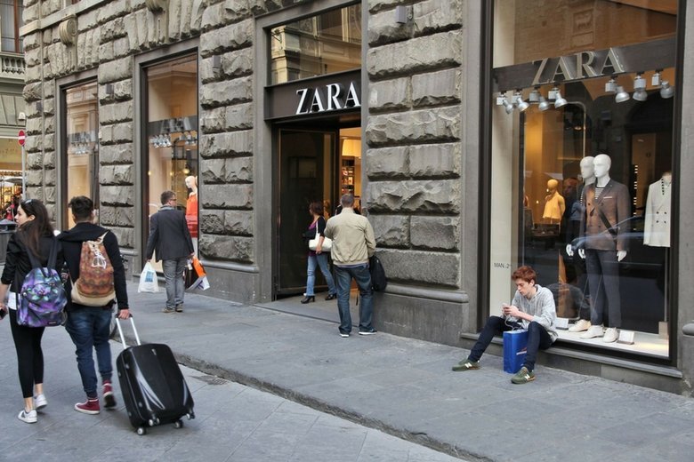 W sklepie Zara w krakowskim centrum handlowym można odbierać zamówienia z e-sklepu w kilka sekund.