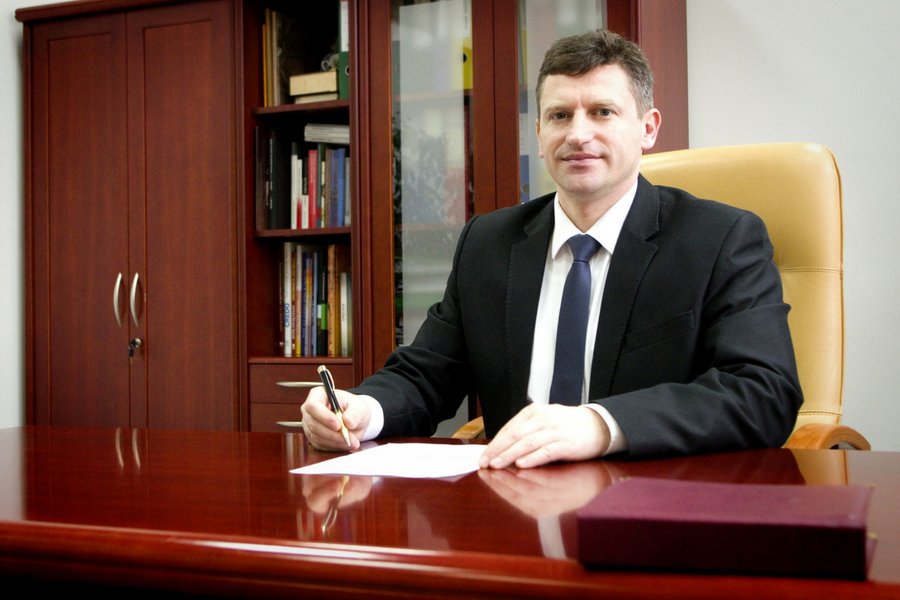 Burmistrz Jacek Wiśniowski. Było o nim głośno, gdy w swoim mieście wprowadził rozwiązanie podpatrzone za granicą - pasy dla pieszych 3D.