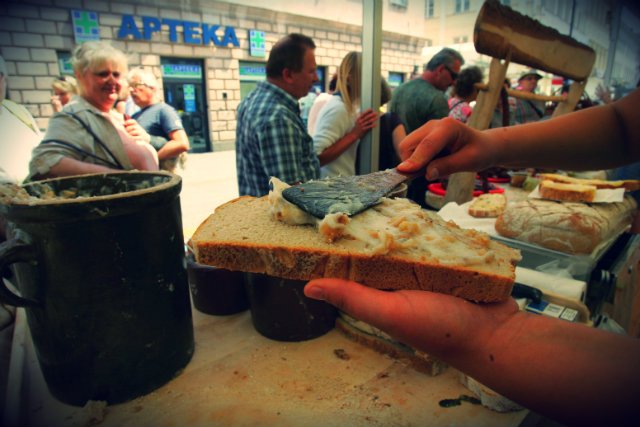 Ulica Nowy Świat, ludowe targi żywności. Panie z Milicza sprzedają chleb ze smalcem.