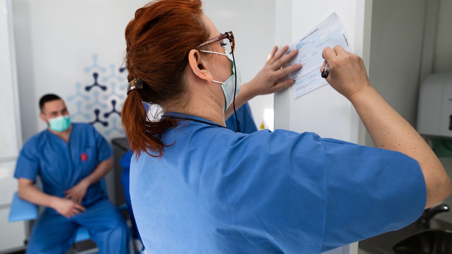 Awaria systemu komputerowego w ZUS. Lekarze nie mogą wystawiać elektronicznych zwolnień, więc Zakład każe im zapisywać dane pacjentów na kartkach. (zdjęcie poglądowe)