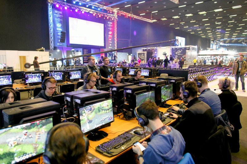 Programista, coach, analityk czy fundriser. Nowe zawody kuszą wysokimi wynagrodzeniami. Można zarobić nawet 14 tys. zł miesięcznie.