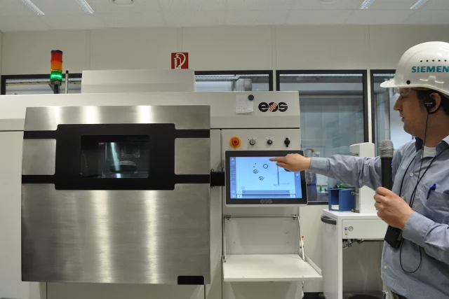Specjalista Siemens opowiada o przyszłości druku 3D w berlińskiej fabryce.