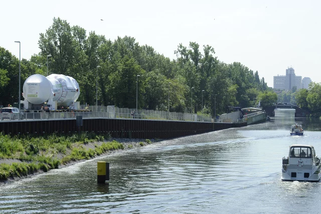 Jedna z mniejszych turbin gazowych, podczas transportu na barkę rzeczną.