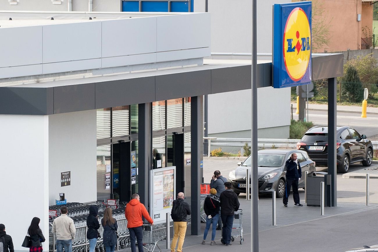 Pod sklepami Lidla na długo przed otwarciem tworzą się kolejki. Powód? Wyprzedaż drewnianych zabawek