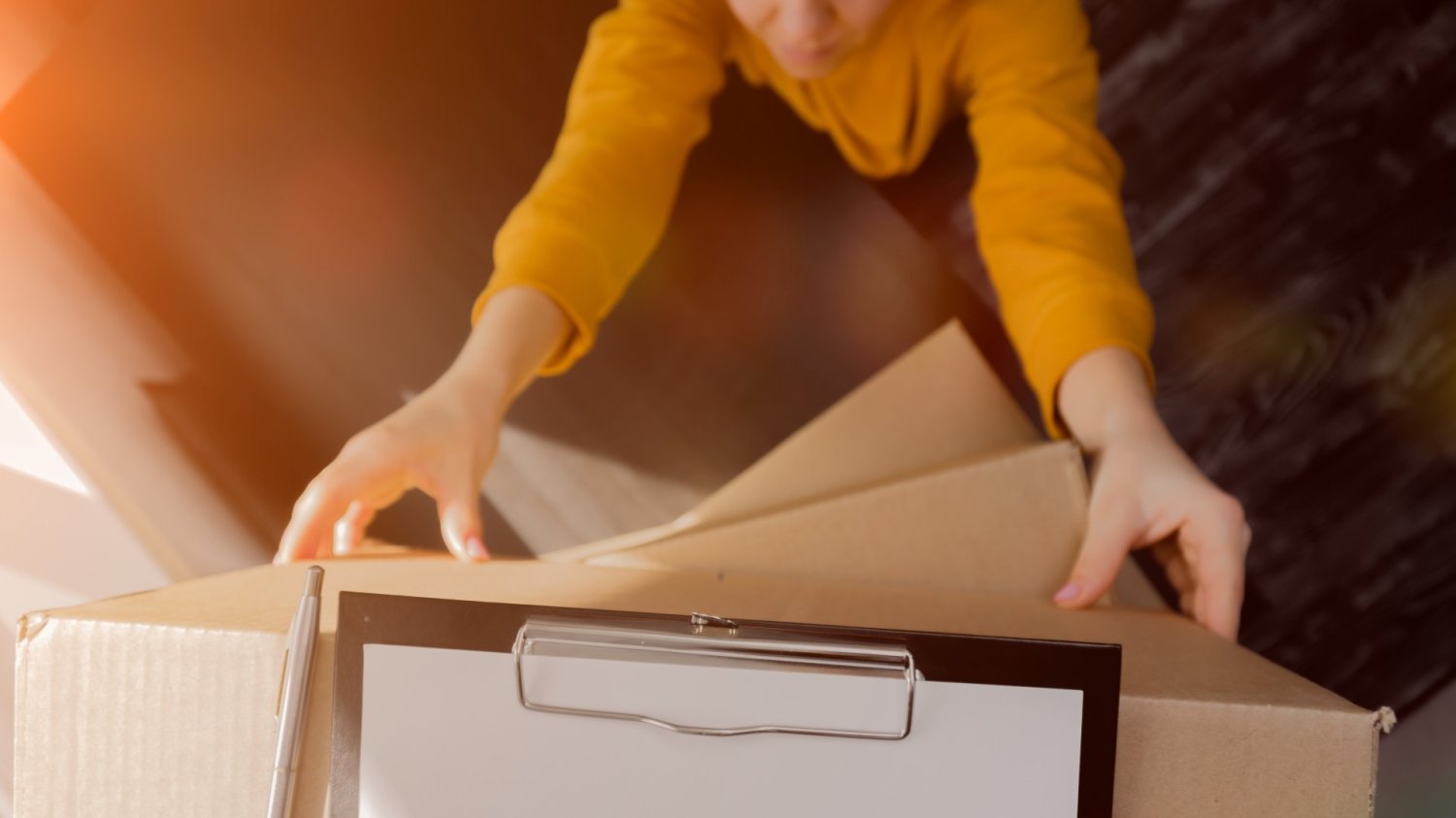Nowy Rok w branży e-commerce zacznie się od fali zwrotów produktów. Kobieta sięgająca po paczkę na wysokiej półce.