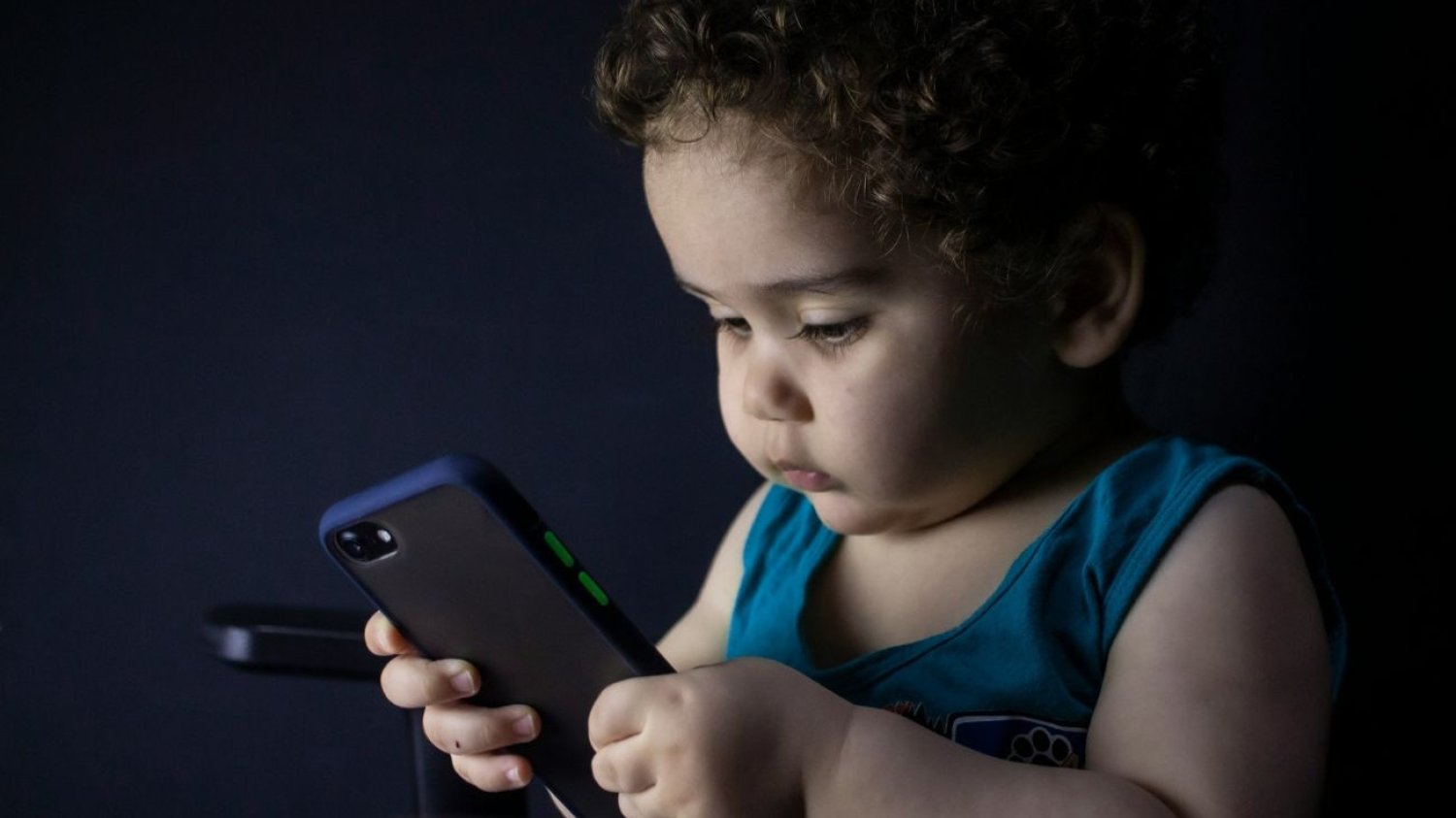 Kiedy dać dziecku telefon? Ekspert: "Wszystko, co widzą, może być dla nich prawdziwe" Kiedy dać dziecku telefon? Ekspert: "Ekrany kształtują ich moralność"