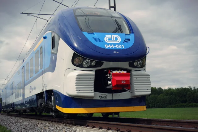 Niemcy przebadali polskie pociągi z okazji zakupów, jakie zrobiła w Pesie niemiecka spółka Niederbarniemer Eisenbahn. NEB kupiła dziewięć pociągów: siedem dwuczłonowych i dwa trzyczłonowe. Będą one często wracać do kraju, ponieważ będą jeździły na trasie