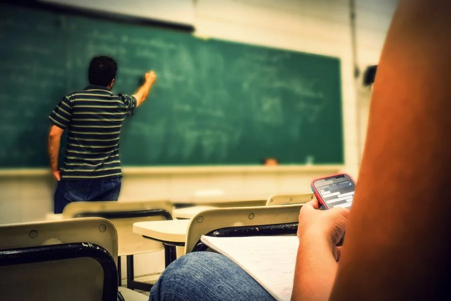 Czy na styku szkół powszechnych oraz liceów zapanuje chaos? Czy dzieci mające za sobą rozmaite doświadczenia edukacyjne mogą mówić o równości szans? Na te pytania żąda odpowiedzi od resortu Sławomir Broniarz.