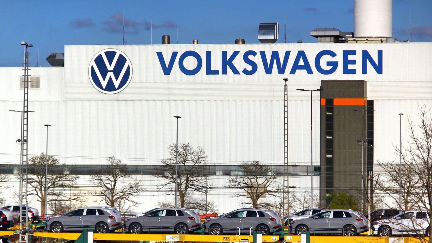 Niemiecki gigant motoryzacyjny pod presją. Pracownikom Volkswagena grożą zwolnienia Fabryka aut Volkswagen. Kryzys w Volkswagenie. Zagrożone tysiące miejsc pracy