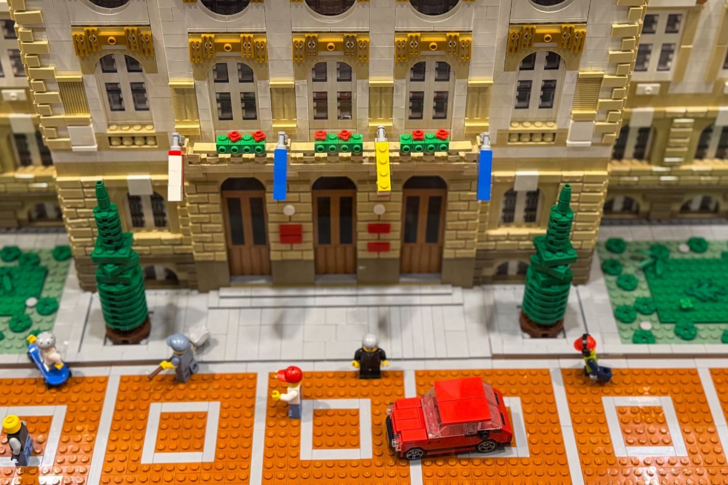 Wiedźmin, autobusy i dyskonty z klocków. 5 przepolskich rzeczy, które możesz postawić na półce Fasada budynku z LEGO, Katowice.
