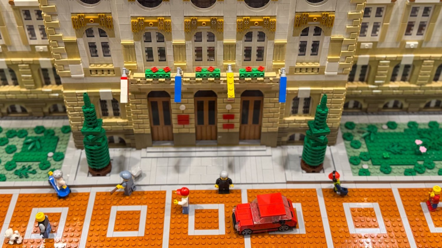 Wiedźmin, autobusy i dyskonty z klocków. 5 przepolskich rzeczy, które możesz postawić na półce Fasada budynku z LEGO, Katowice.