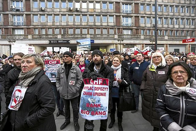Rząd postanowił rozwiązać problem kredytów we frankach, teraz będziemy płacić w walucie, w której zarabiamy. Ale o kredyt będzie trudniej