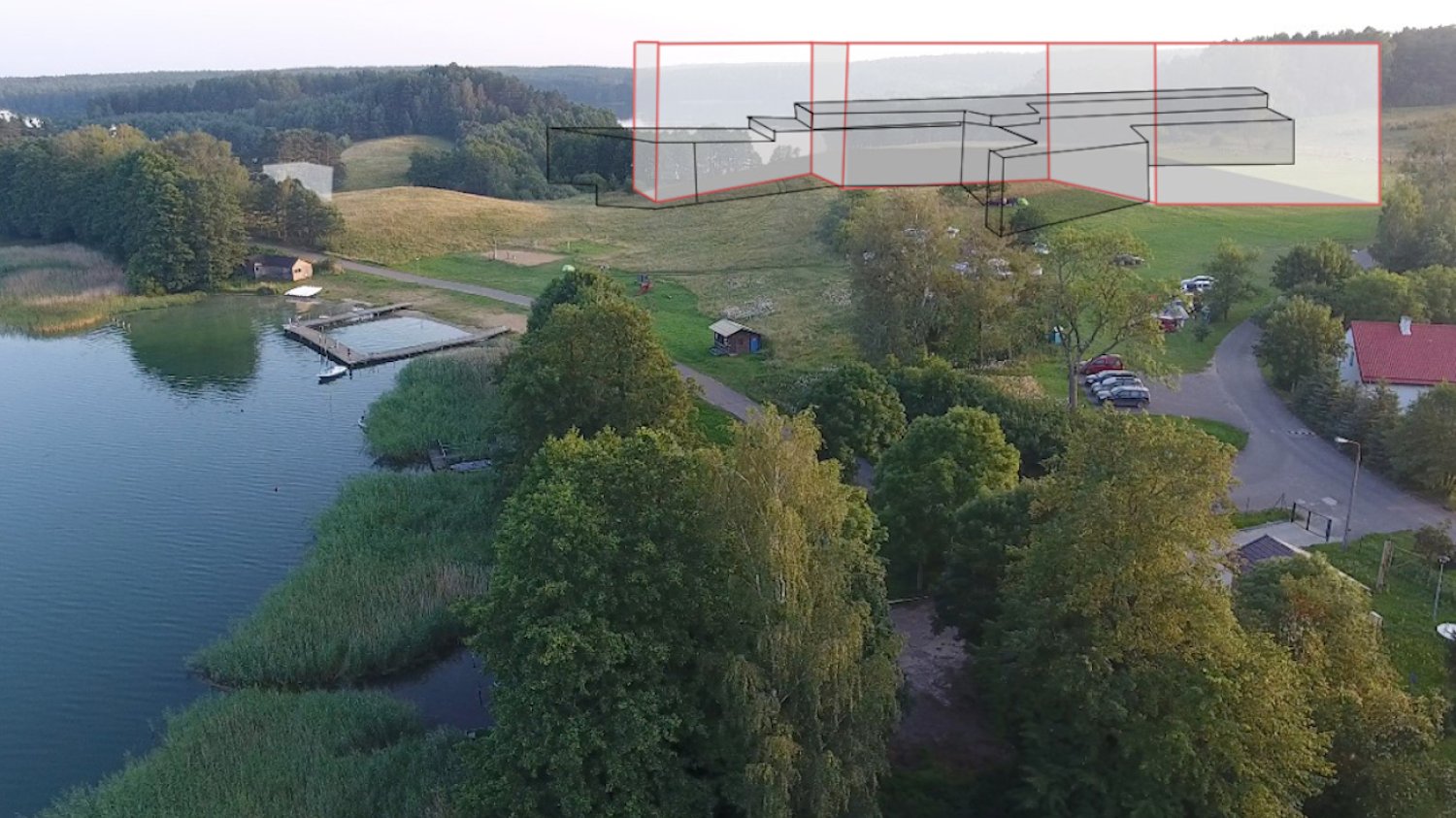 Porównanie wizualizacji przygotowanej przez przeciwników inwestycji hotelowej ze szkicem hotelu planowanego przez inwestora