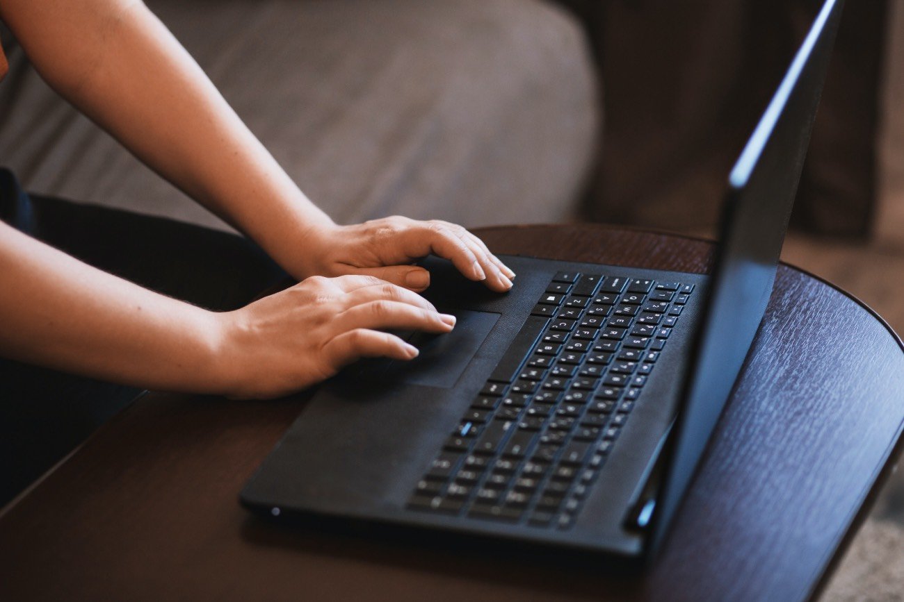 Osoba pisząca na laptopie