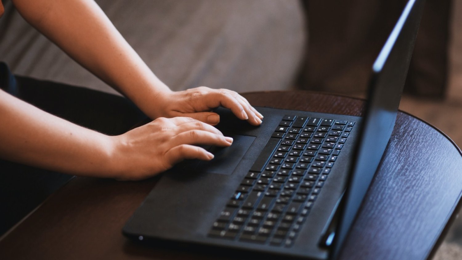 Osoba pisząca na laptopie