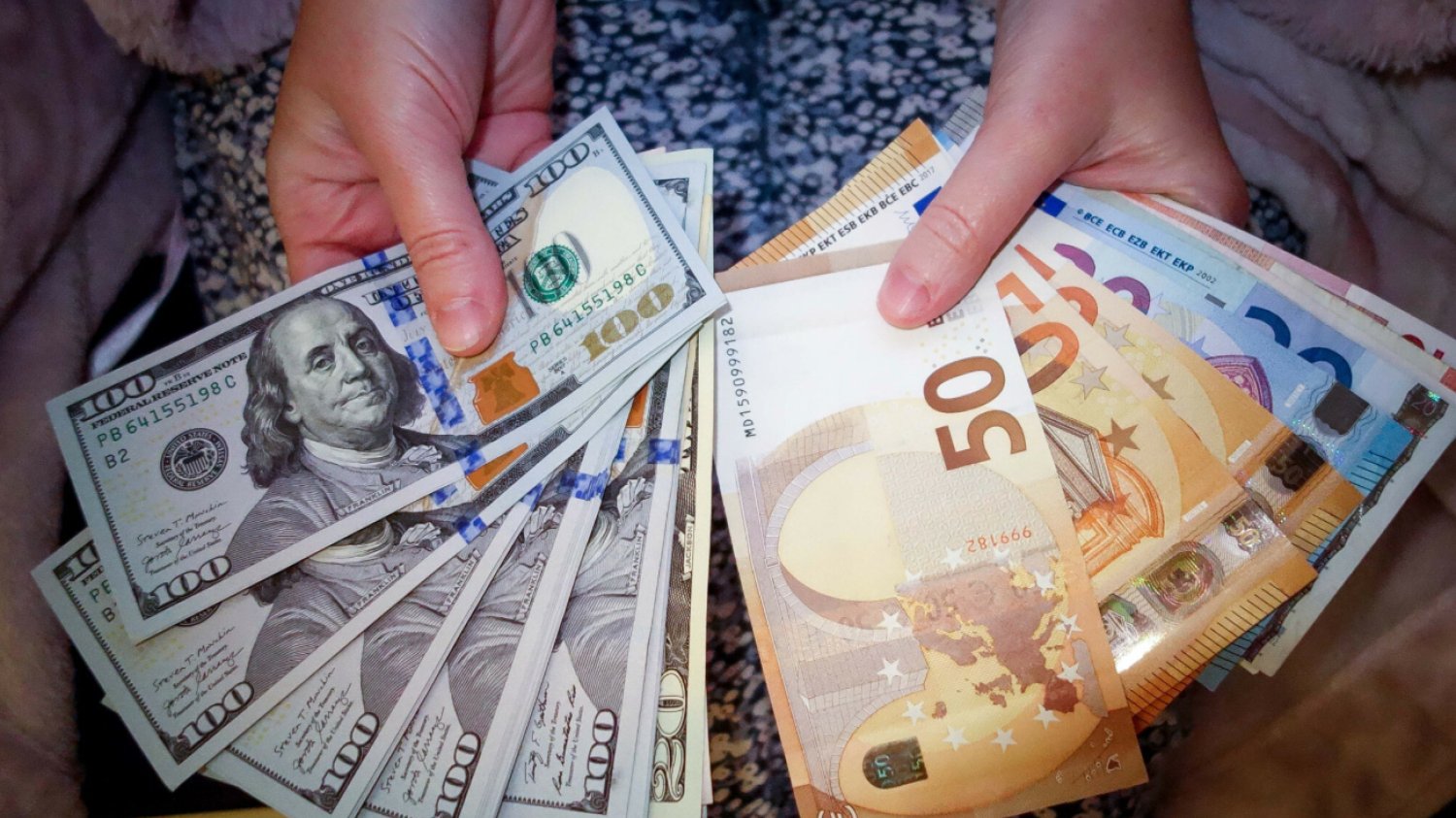 Banknoty euro i dolary
