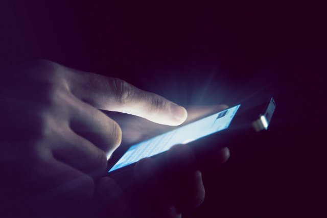 Naukowcy z Uniwersytetu w Toledo badali, w jaki sposób niebieskie światło (emitowane m.in. przez smartfony) szkodzi naszym oczom