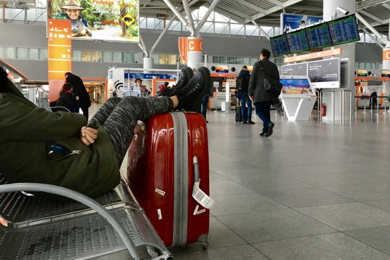 Lotnisko, walizka, pasażer.