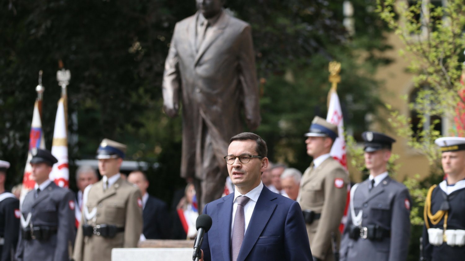 Mateusz Morawiecki podczas ceremonii odsłonięcia pomnika prezydenta Lecha Kaczyńskiego w Stoczni Szczecińskiej.