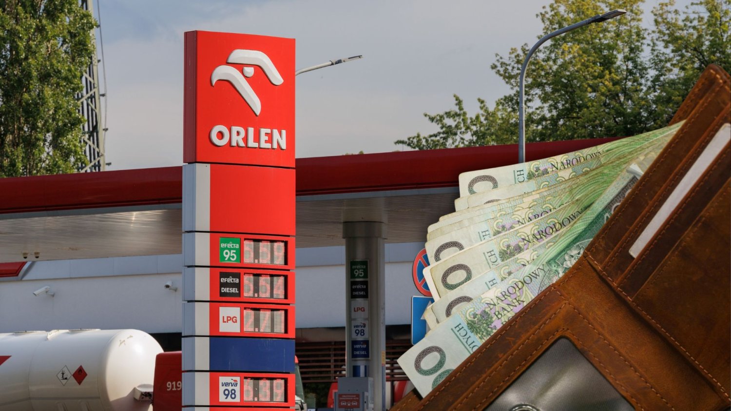 Orlen zmienia hurtowe ceny paliw. Rynek płonie, a rządowa tarcza ledwo zipie. Stacja Orlen, portfel z pieniędzmi.