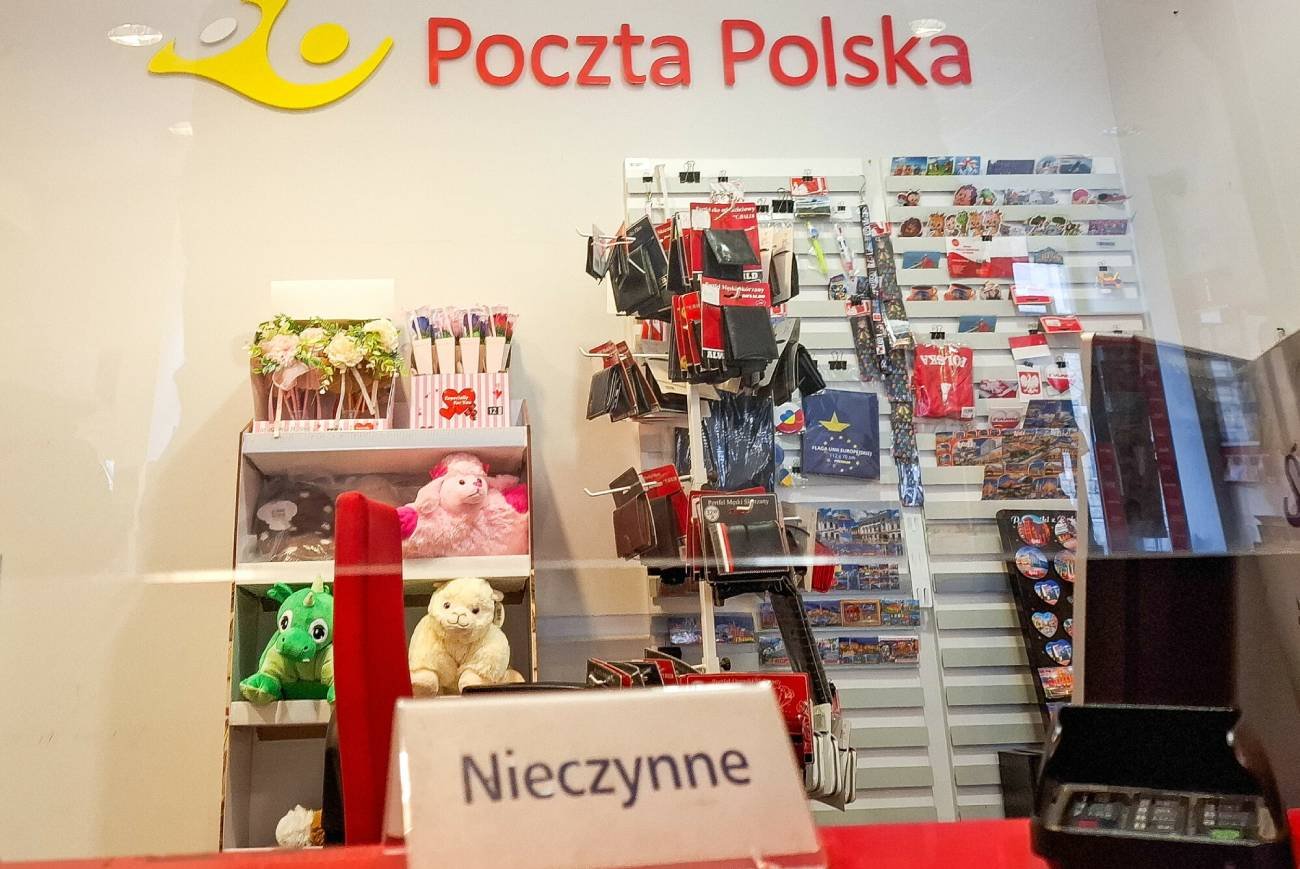 Nieczynne stanowisko na poczcie.