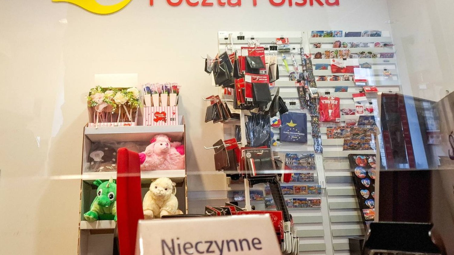 Nieczynne stanowisko na poczcie.