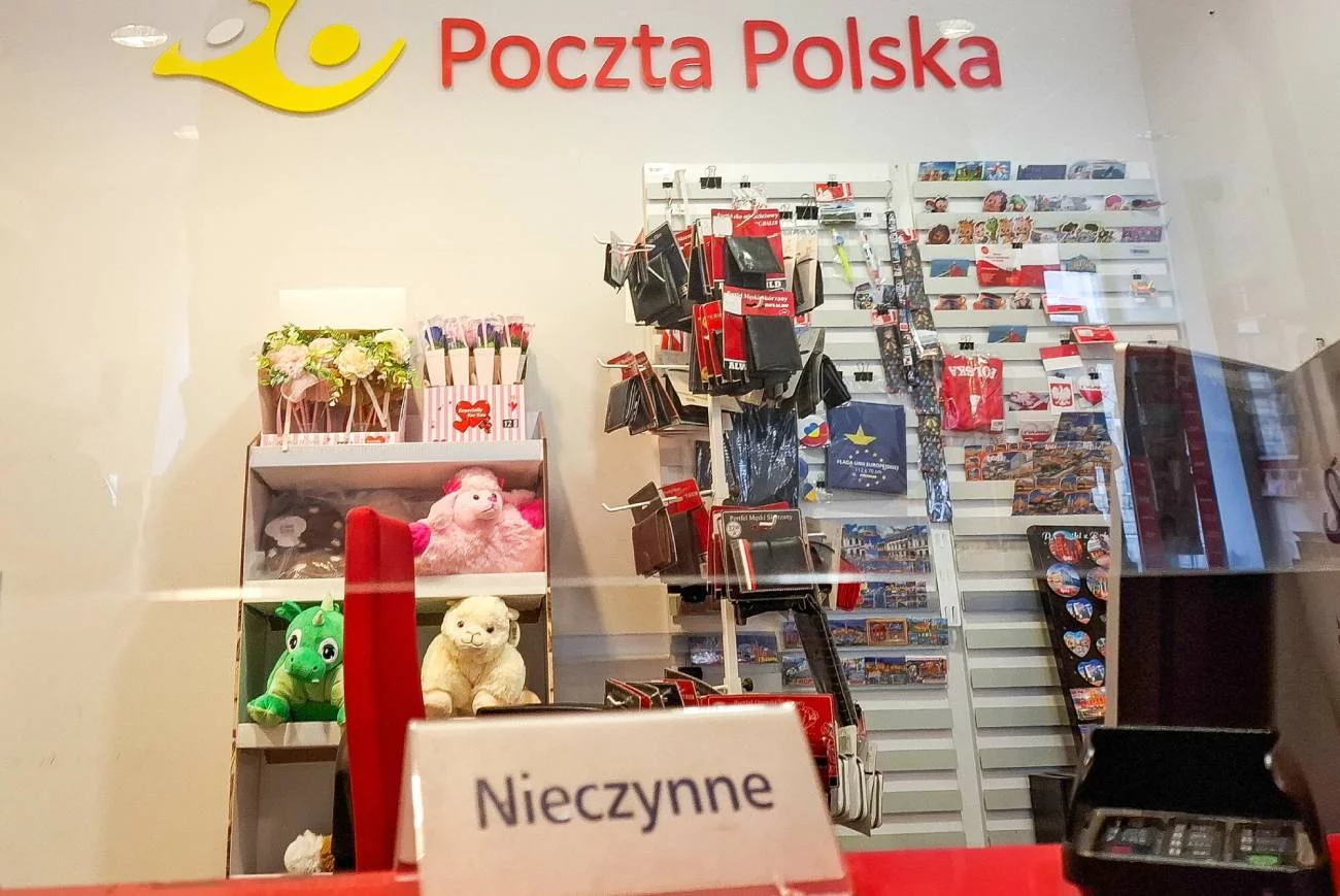 Nieczynne stanowisko na poczcie.