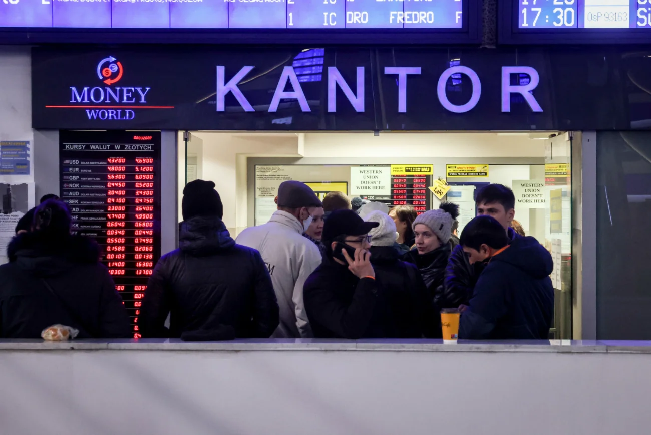 Ludzie przed kantorem