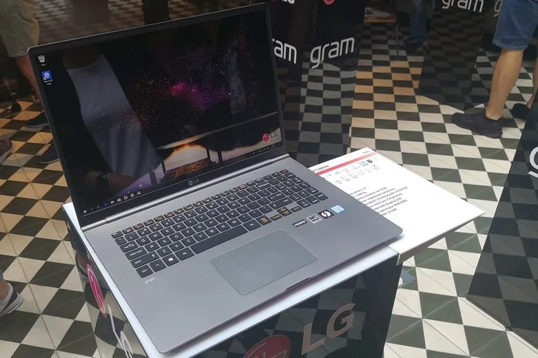 LG chwali się, że ich 17-calowy ultrabook jest najlżejszym urządzeniem w swojej klasie na świecie.