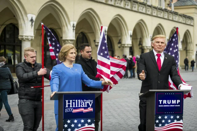 "Kandydaci" na prezydenta USA na krakowskim rynku.