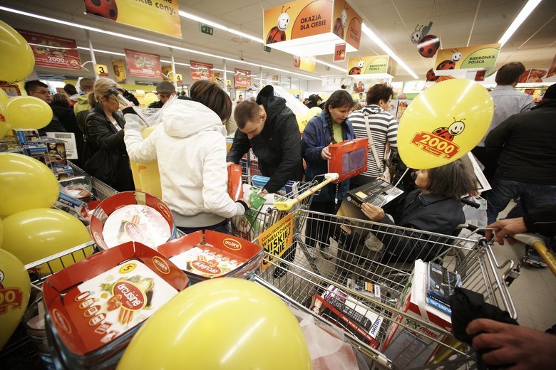 Polacy wyszli w niehandlowe niedziele na świeże powietrze. Zakupy chętnie zaś robią na stacjach benzynowych czy w sieci.